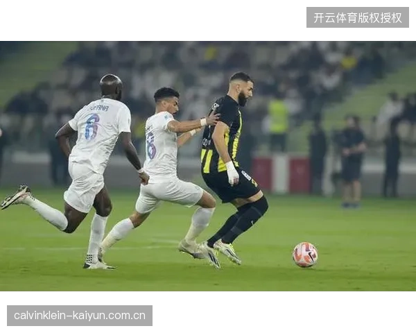 海地队4-4-2阵型反击犀利，秘鲁队4-2-3-1体系虽能控球但终结能力堪忧